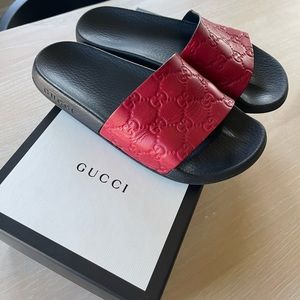 GUCCI Signature GG Pool Slide Sandals Leather